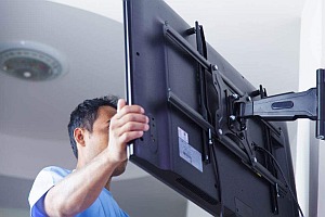 Usługa Montażu Telewizora na uchwycie z regulacją Warszawa Montaż Telewizora na uchwycie regulowanym Warszawa